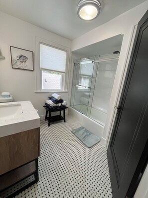 Bidet, towels, soap, toilet paper - 3-bedroom Lake house in Port Clinton with AC comfort and game room (Port Clinton)