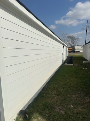Property grounds - Stylish Modern Home Minutes From Southern University with rooms to rent (Baton Rouge)