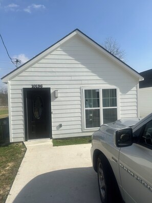 Exterior detail - Stylish Modern Home Minutes From Southern University with rooms to rent (Baton Rouge)