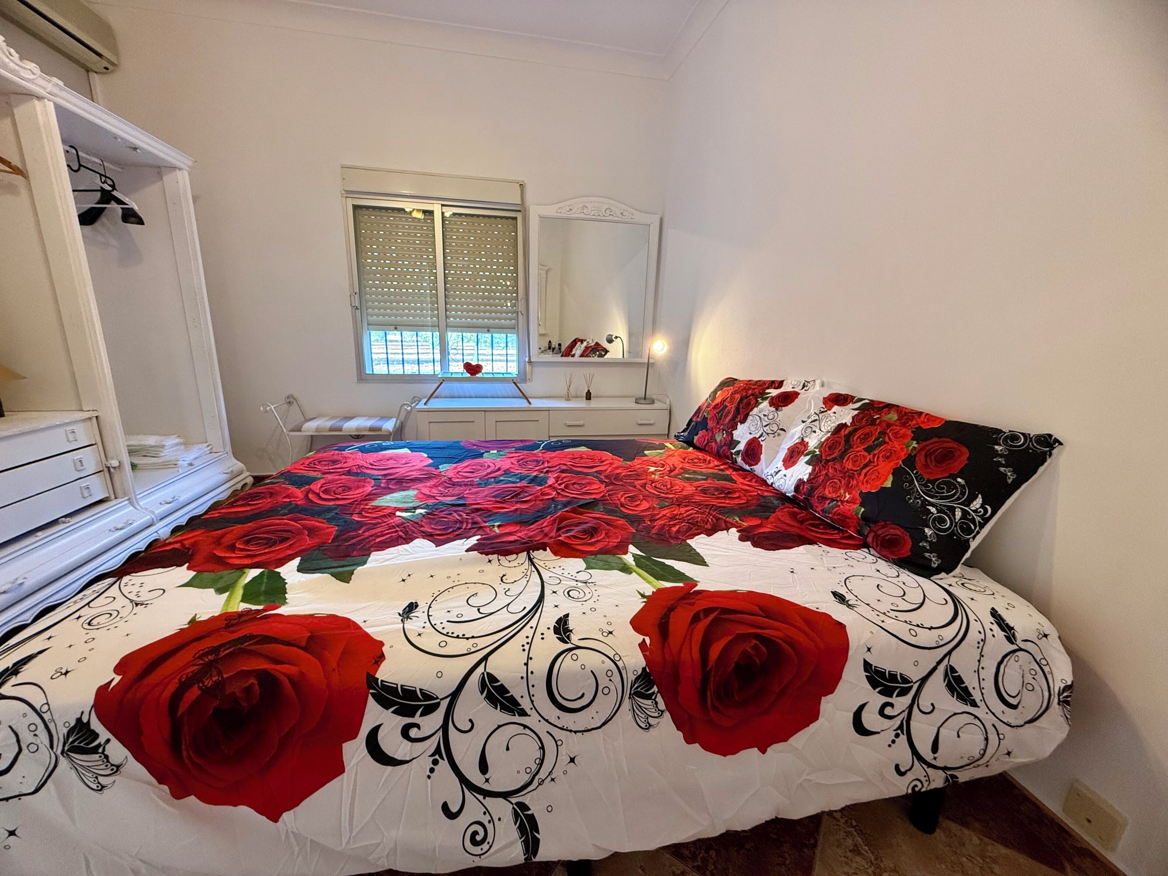 4 chambres, coffres-forts dans les chambres, fer et planche à repasser