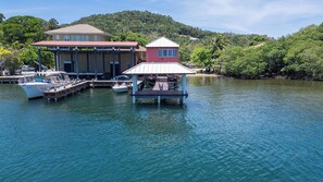 Propiedad frente al agua con muelle, casa y un pequeño pabellón.