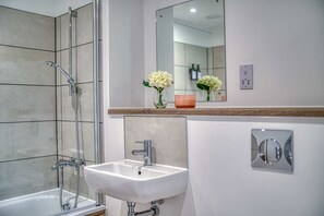 Shower, hair dryer, towels - 2-BR Flat | City & Town Centre View | 1 Minute to Train & Tram Station | Sleeps 5. (Eccles)