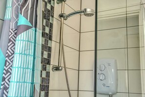 Shower - Budget 1-Bed Flat in Manchester (Greater Manchester)