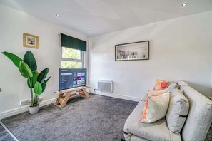 TV - Budget 1-Bed Flat in Manchester (Greater Manchester)