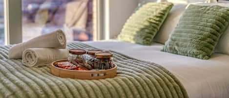 Tabla de planchar con plancha, wifi y ropa de cama