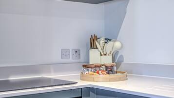 Kjøleskap, mikrobølgeovn, ovn og oppvaskmaskin