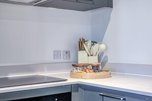 Kjøleskap, mikrobølgeovn, ovn og oppvaskmaskin