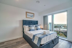Iron/ironing board, WiFi, bed sheets, wheelchair access - City View | 1-BR Flat in Eccles | 1 Min to Tram (Eccles)