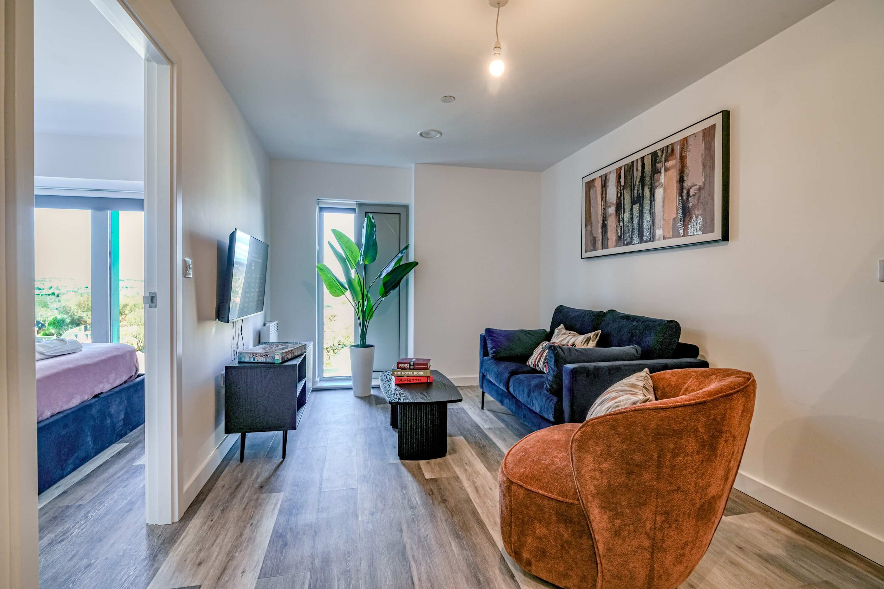 Een televisie en een kantoor