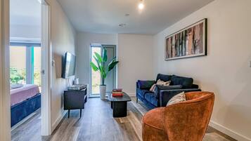 Een televisie en een kantoor