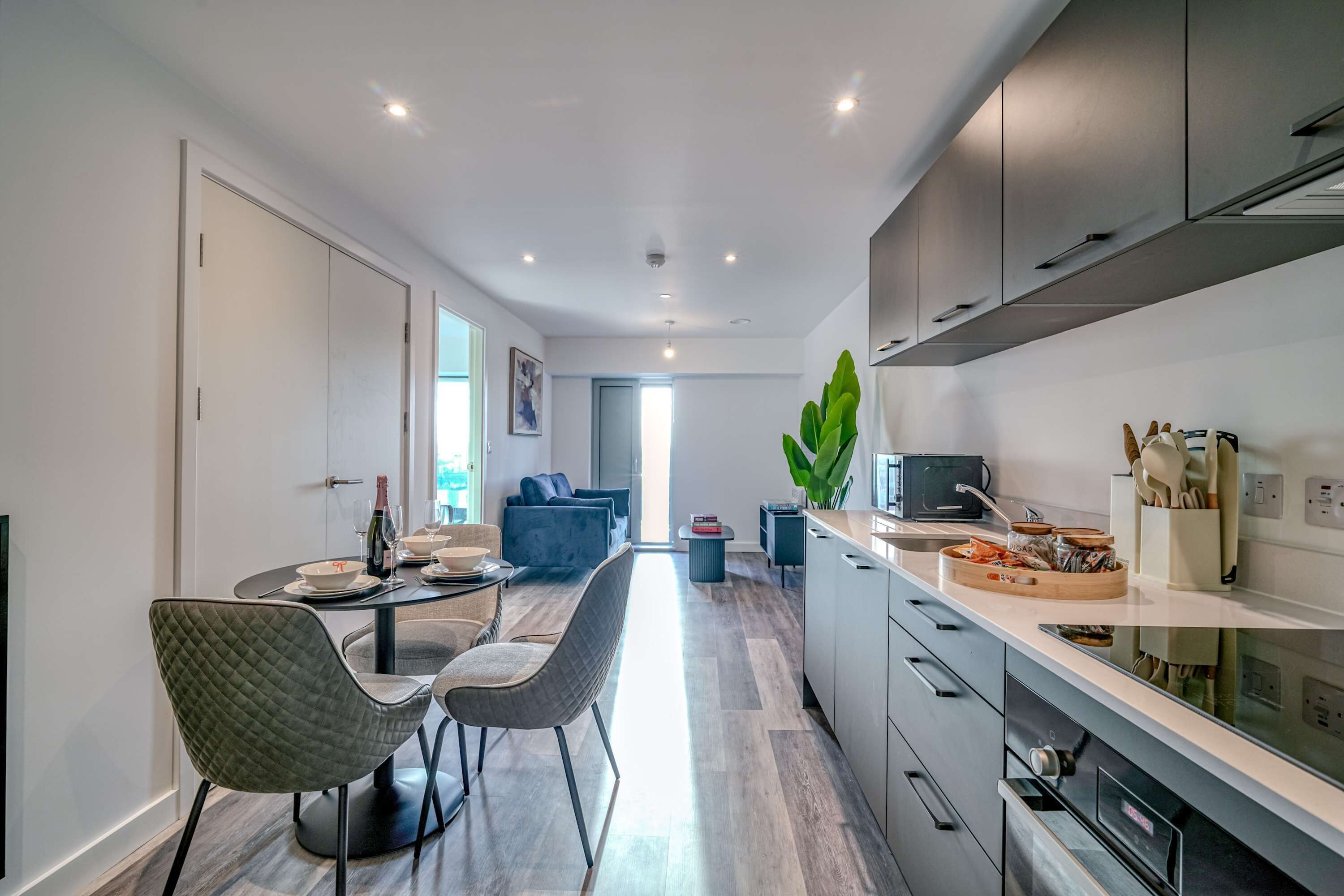 Kjøleskap, mikrobølgeovn, ovn og oppvaskmaskin