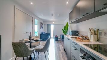 Kjøleskap, mikrobølgeovn, ovn og oppvaskmaskin