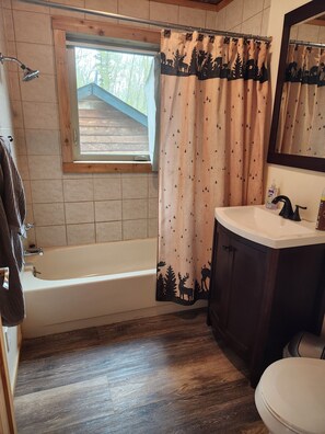 Hårtork, handdukar, tvål och toalettpapper