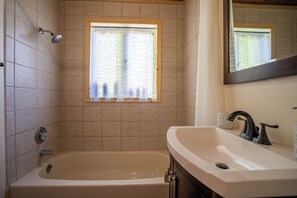 Haartrockner, Handtücher, Seife, Toilettenpapier