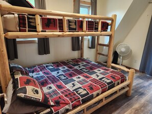 Een strijkplank/strijkijzer, wifi, beddengoed