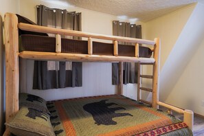 Strykjärn/strykbräda, wi-fi och sängkläder