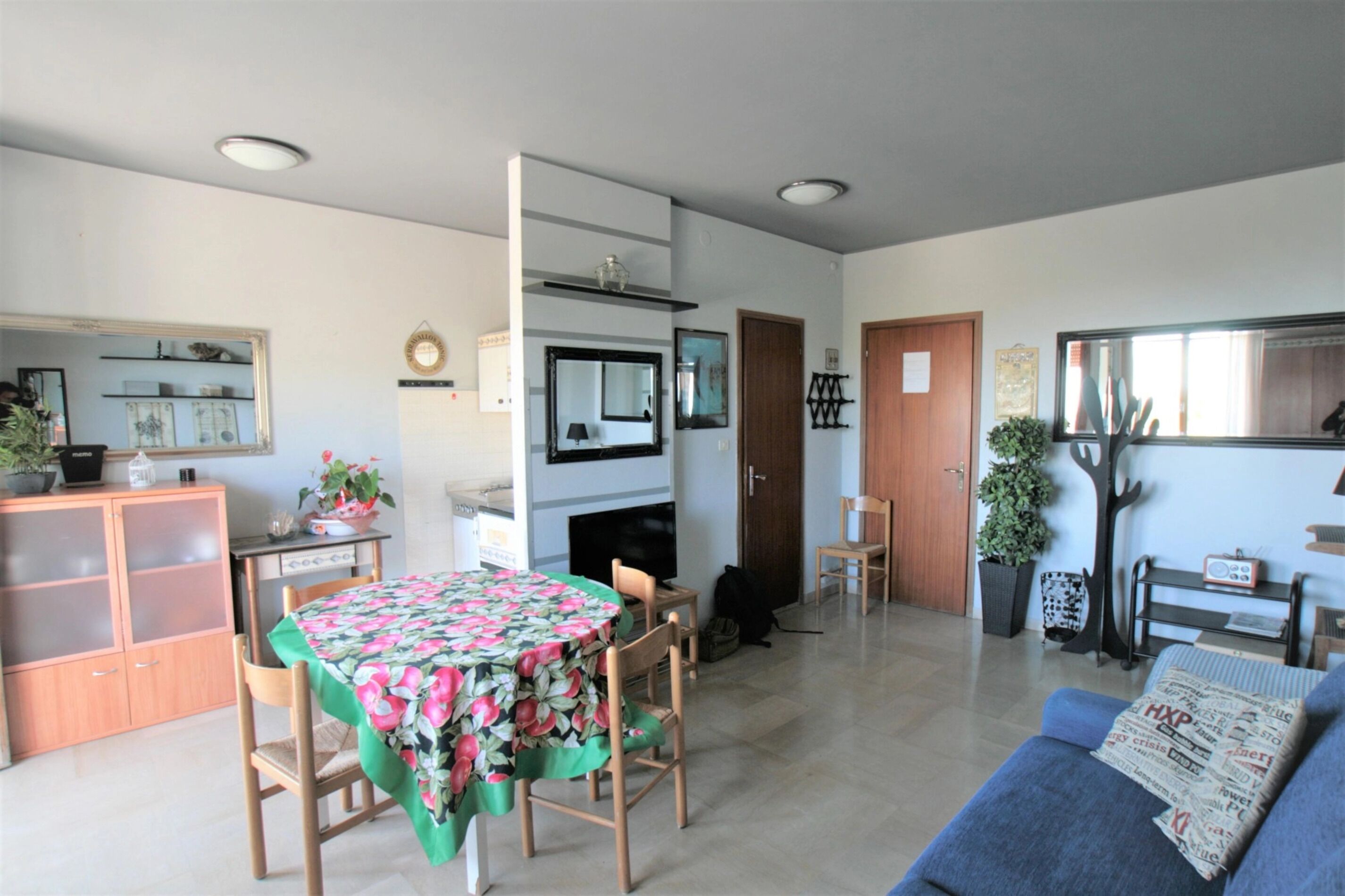 Studio, plusieurs chambres, balcon, vue sur la ville | Salle à manger