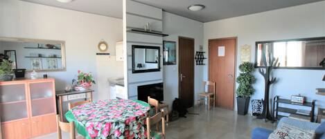 Studio, plusieurs chambres, balcon, vue sur la ville | Salle Ă manger