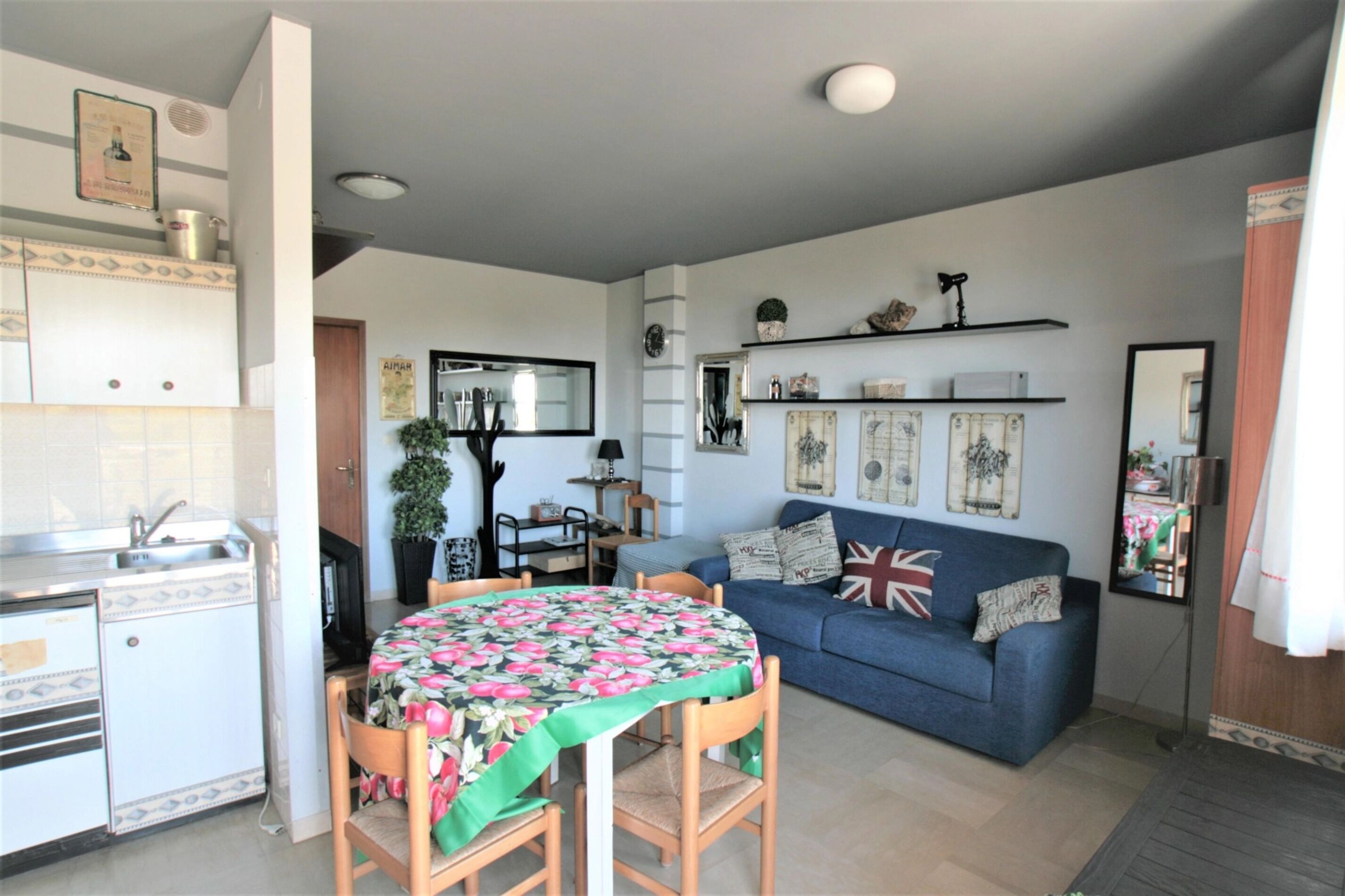 Studio, Multiple Bedrooms, Balcony, City View | Dining room