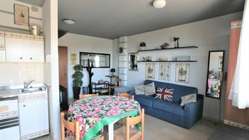 Studio, Multiple Bedrooms, Balcony, City View | Dining room