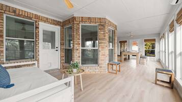 5 habitaciones, tabla de planchar con plancha, wifi y ropa de cama