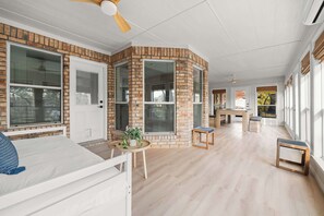 5 bedrooms, iron/ironing board, WiFi, bed sheets - Westshore Willis Point (Wills Point)