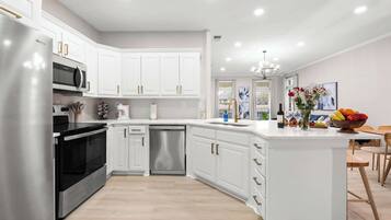 Frigorifero, microonde, forno, piano cottura