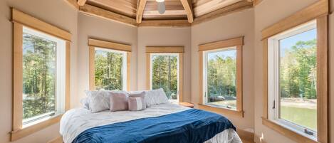 8 soverom, skrivebord, strykejern/-brett og wi-fi (inkludert)