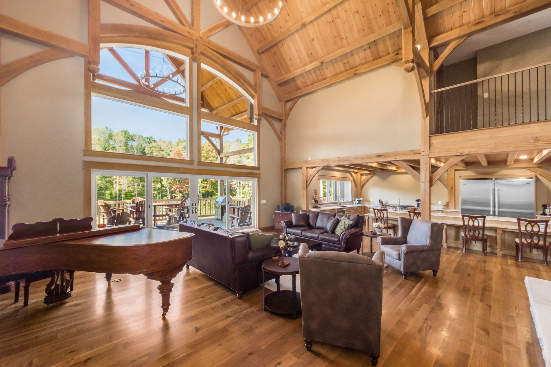 Télévision, cheminée, lecteur de DVD, livres