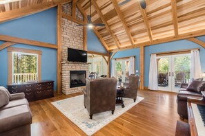 TV, fireplace, DVD player, books - Timberframe Lodge| Hocking Hills, Luxury, Pond (Rockbridge)