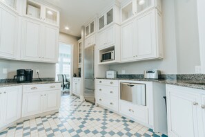 Fridge, microwave, oven, stovetop - Hocking Manor | Hocking Hills, 8BR, Indoor Pool (Rockbridge)