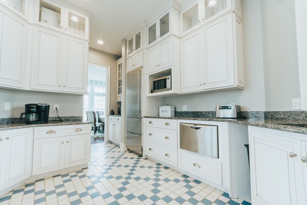 Fridge, microwave, oven, stovetop - Hocking Manor | Indoor Pool | Hocking Hills (Rockbridge)