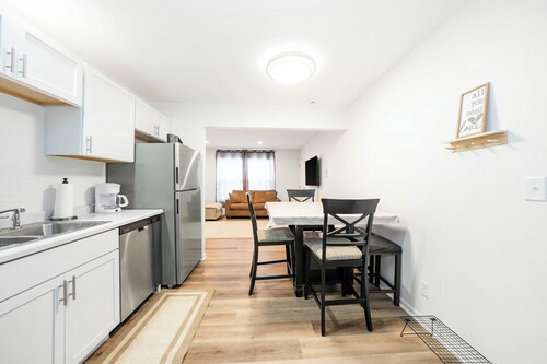 Renovated Apt w/ A/c, Wifi & Free Parking