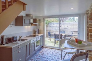 Réfrigérateur, four à micro-ondes, un four, surface de cuisson