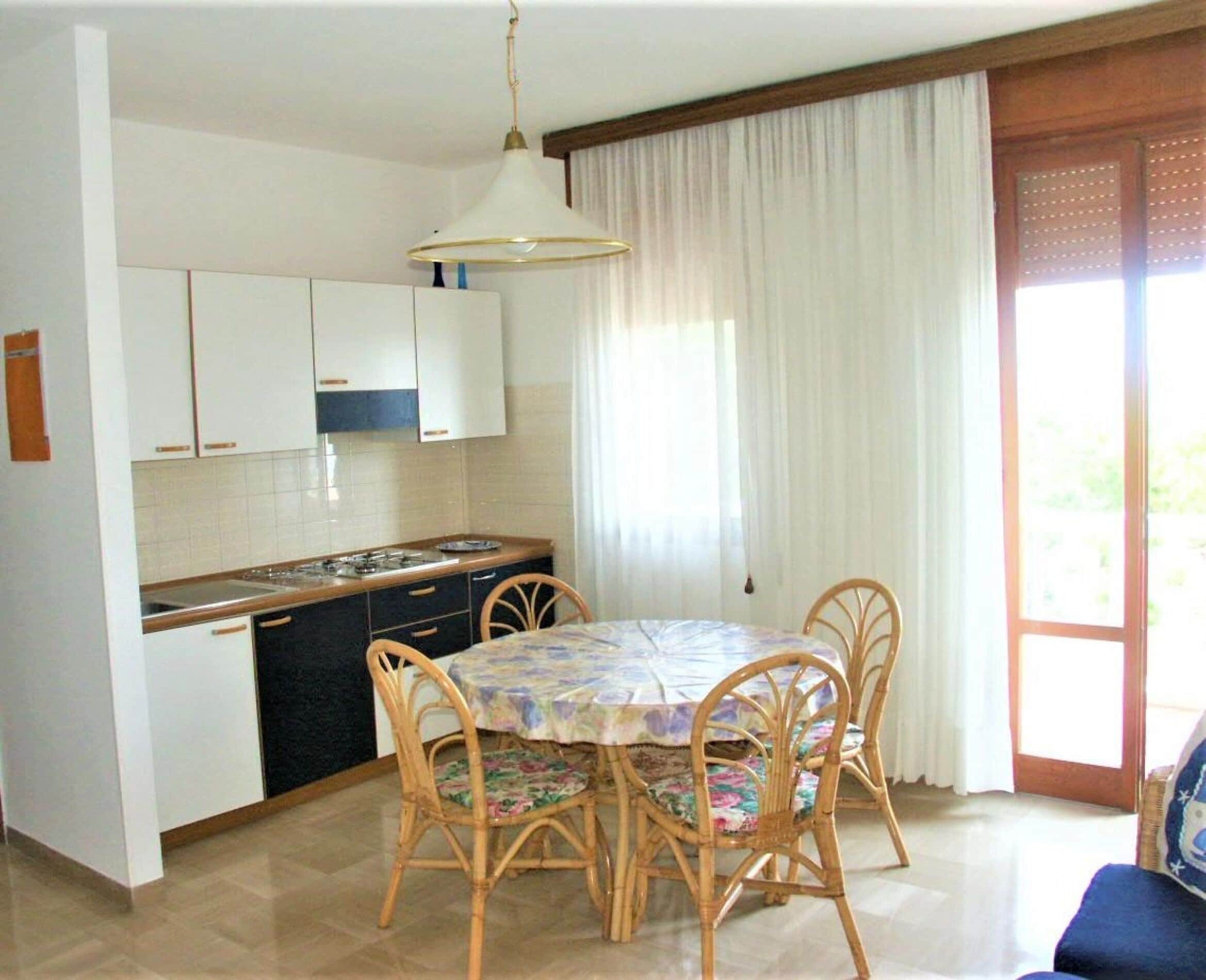 Studio, Multiple Bedrooms, Balcony, City View | Dining room