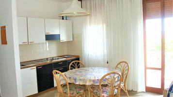 Studio, Multiple Bedrooms, Balcony, City View | Dining room