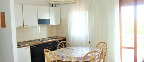 Studio, Multiple Bedrooms, Balcony, City View | Dining room