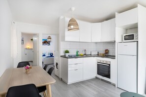 Fridge, microwave, oven, stovetop - Vacation Apartment 'El Golfito' with Sea View, Private Terrace and Wi-Fi (El Golfo)