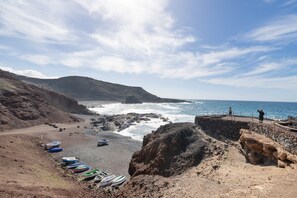 Beach nearby - Vacation Apartment 'El Golfito' with Sea View, Private Terrace and Wi-Fi (El Golfo)
