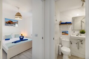 Shower, hair dryer, towels - Vacation Apartment 'El Golfito' with Sea View, Private Terrace and Wi-Fi (El Golfo)