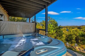Outdoor spa tub - Lakefront Gem | Mtn Views | Hot Tub | Private Dock (Sevierville)