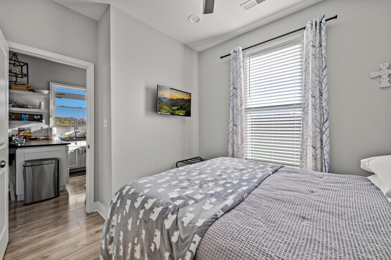 Een bureau, een strijkplank/strijkijzer, wifi, beddengoed