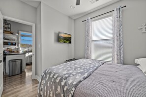 Een bureau, een strijkplank/strijkijzer, wifi, beddengoed