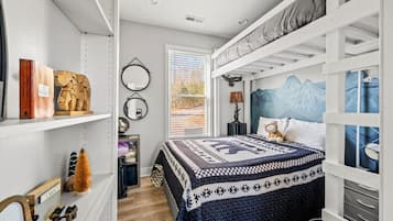 Escritorio, tabla de planchar con plancha, wifi y ropa de cama