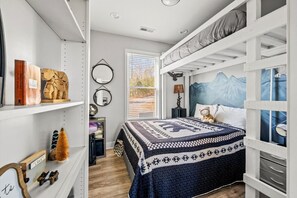 Escritorio, tabla de planchar con plancha, wifi y ropa de cama