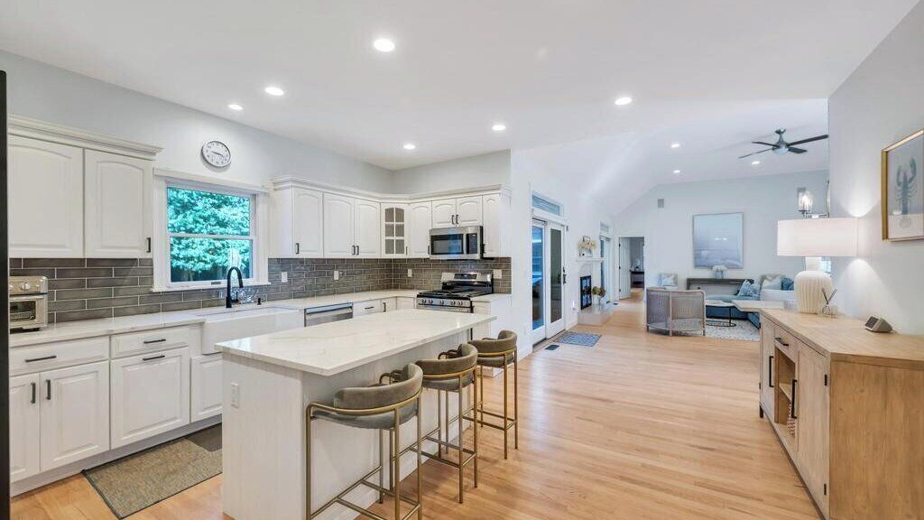 Mikrobølgeovn, ovn, kokeplater og kaffetrakter/tekoker