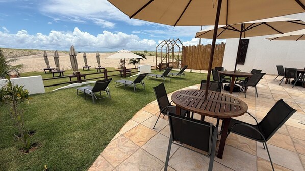 On the beach, white sand - Maui Praia Pousada & Restaurante  (Extremoz)