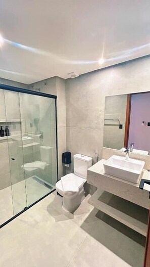 Shower, free toiletries, hair dryer, towels - Maui Praia Pousada & Restaurante  (Extremoz)