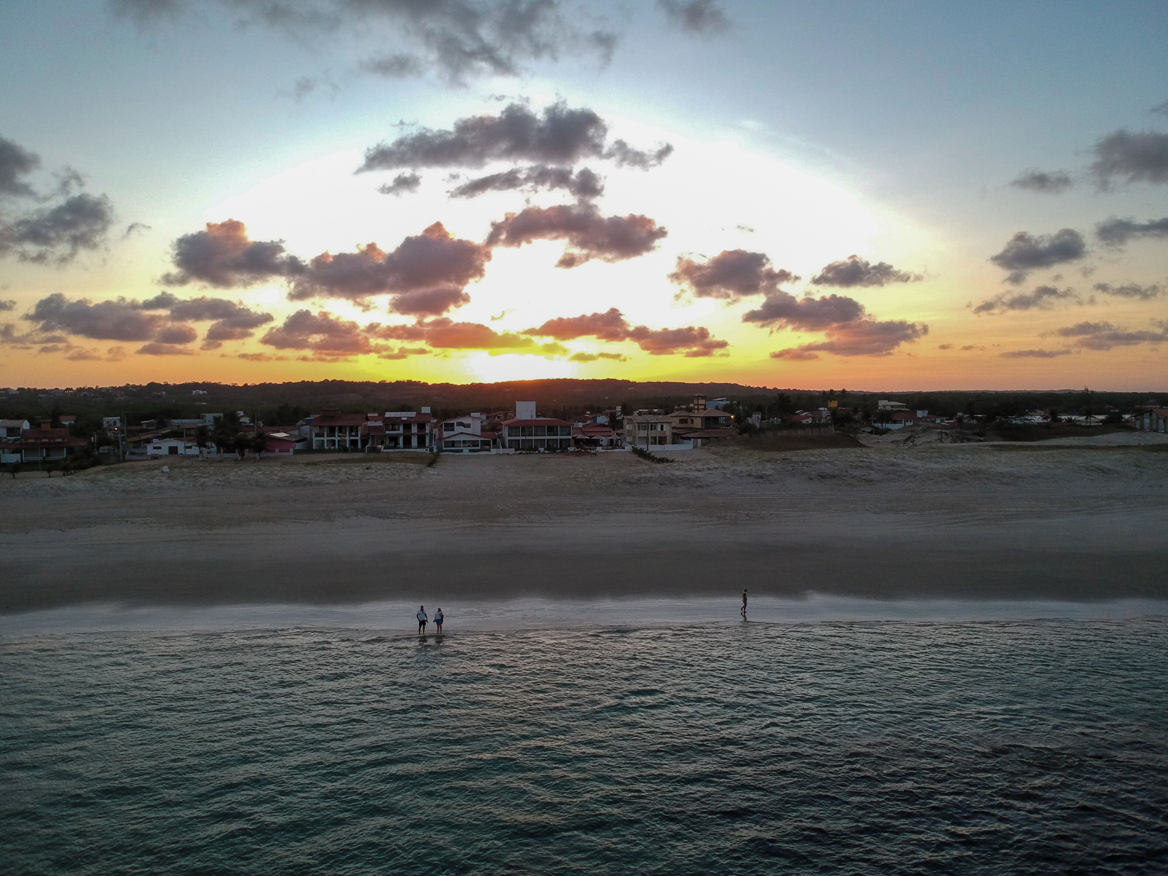 على الشاطئ، رمال بيضاء