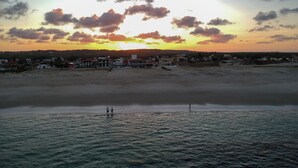 På stranden, hvidt sand